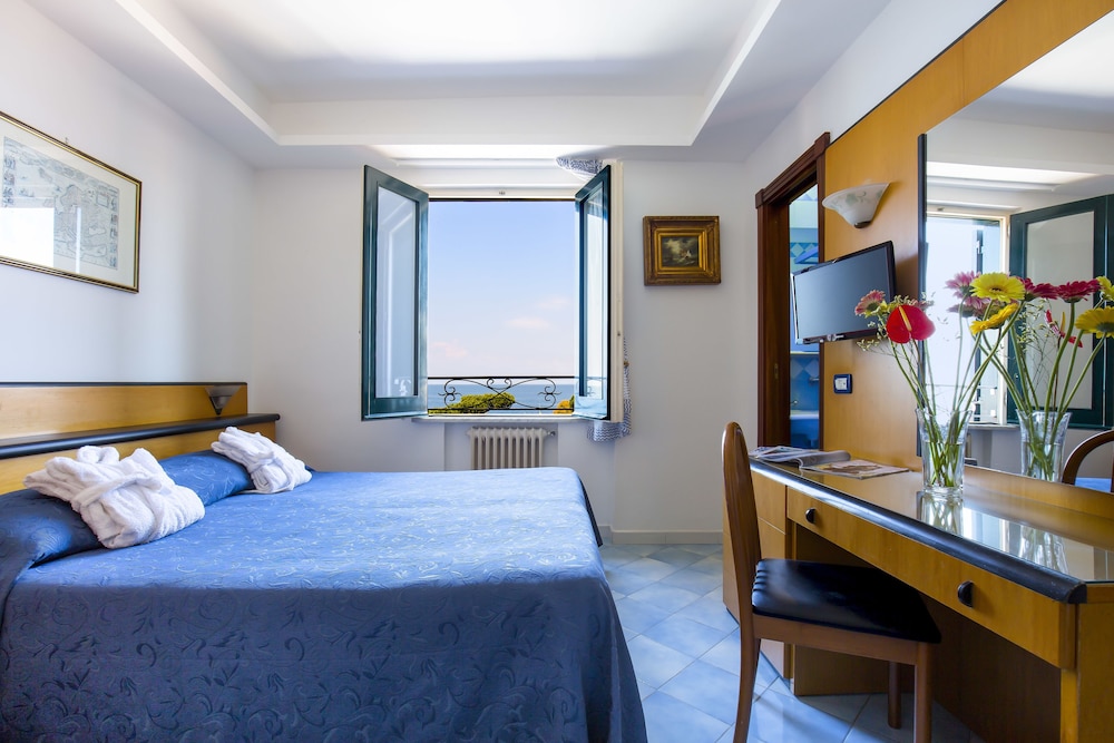 Standard Double or Twin Room, Sea View - Photo 1