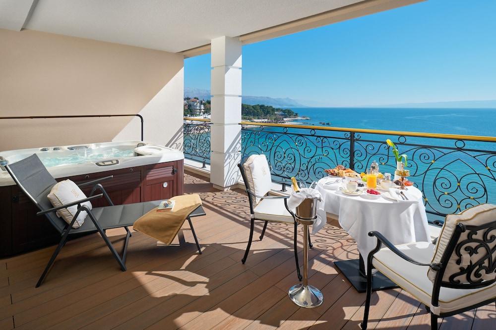 Luxury suite (Sea front, Balcony, Jacuzzi) - Photo 9