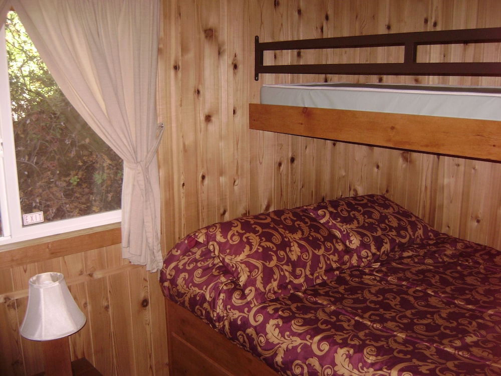 Cabin, 1 Bedroom (Linens Available, Pets Permitted) photo 3