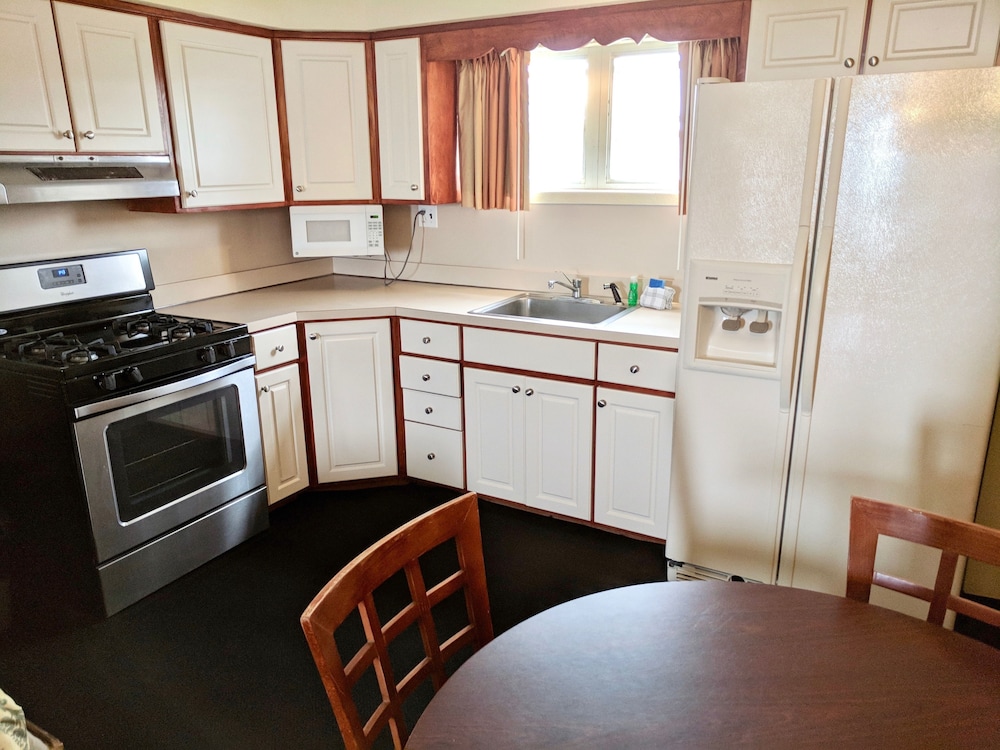Classic Studio, Multiple Beds, Kitchen, Pool View, photo 6