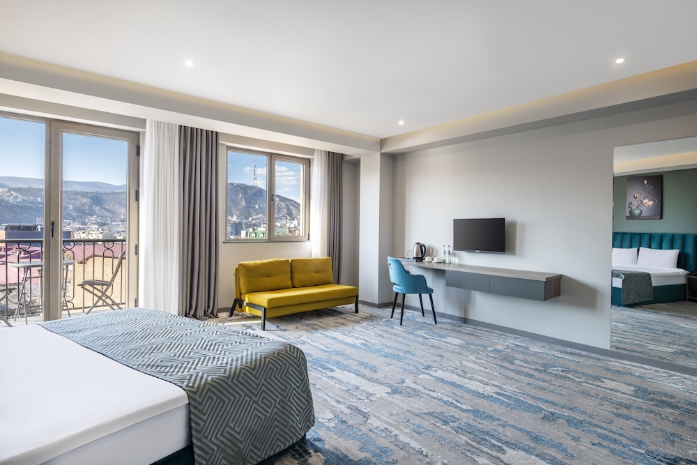 Deluxe Room, 1 King Bed, Balcony - Photo 4