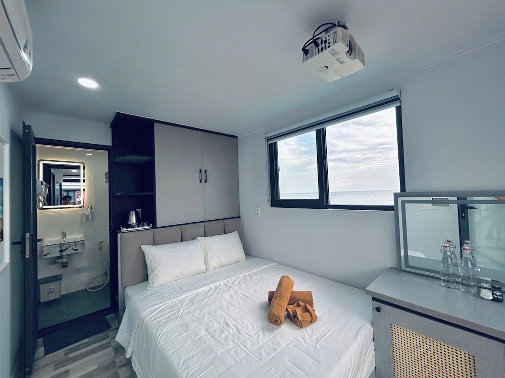 Panoramic Double Room, 1 Queen Bed, Private Bathroom, Ocean View