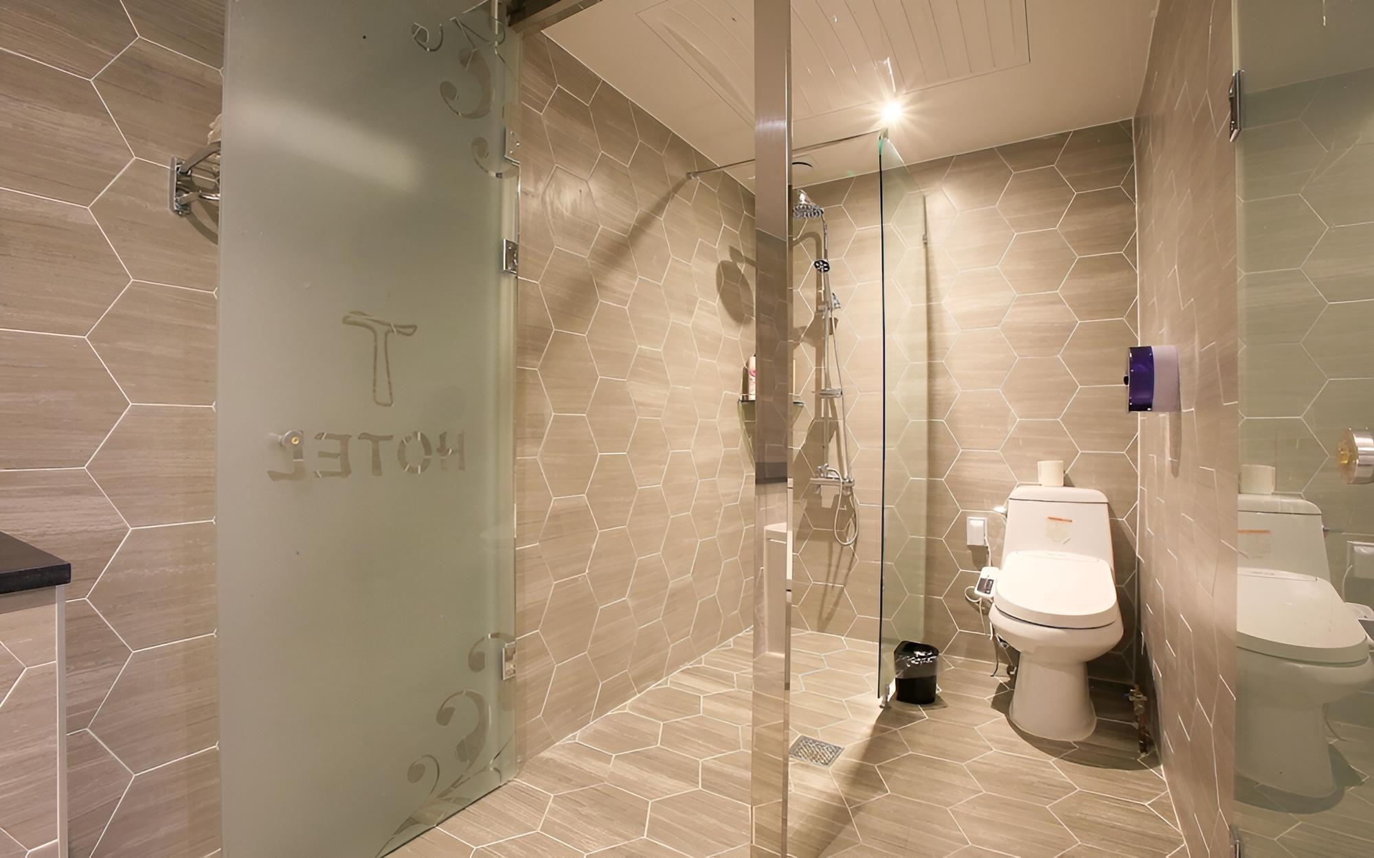 Room (Premium Twin (OTT Styler)) - Photo 11