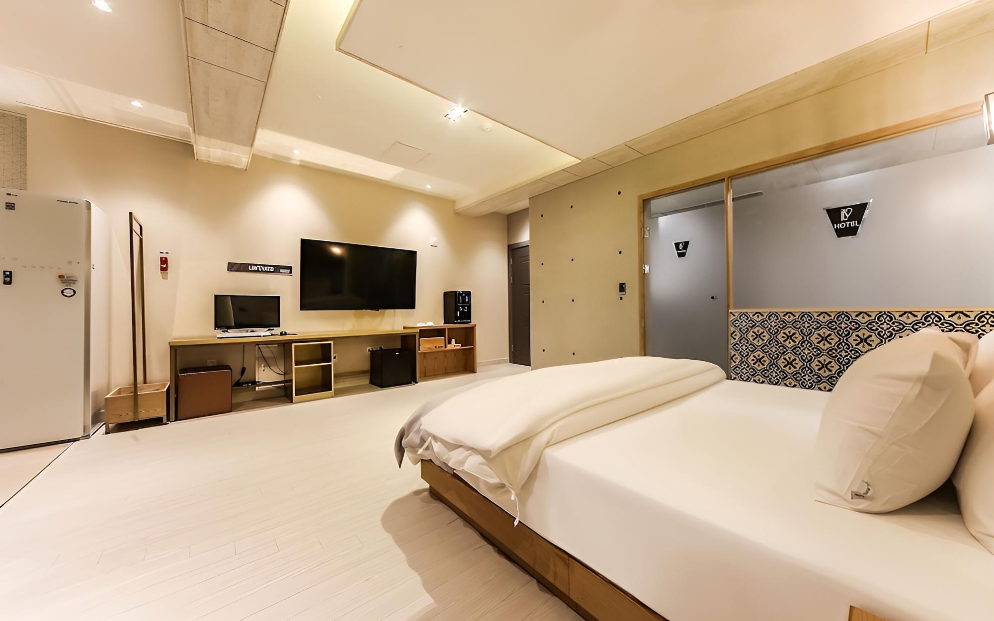 Room (Residence) - Photo 2