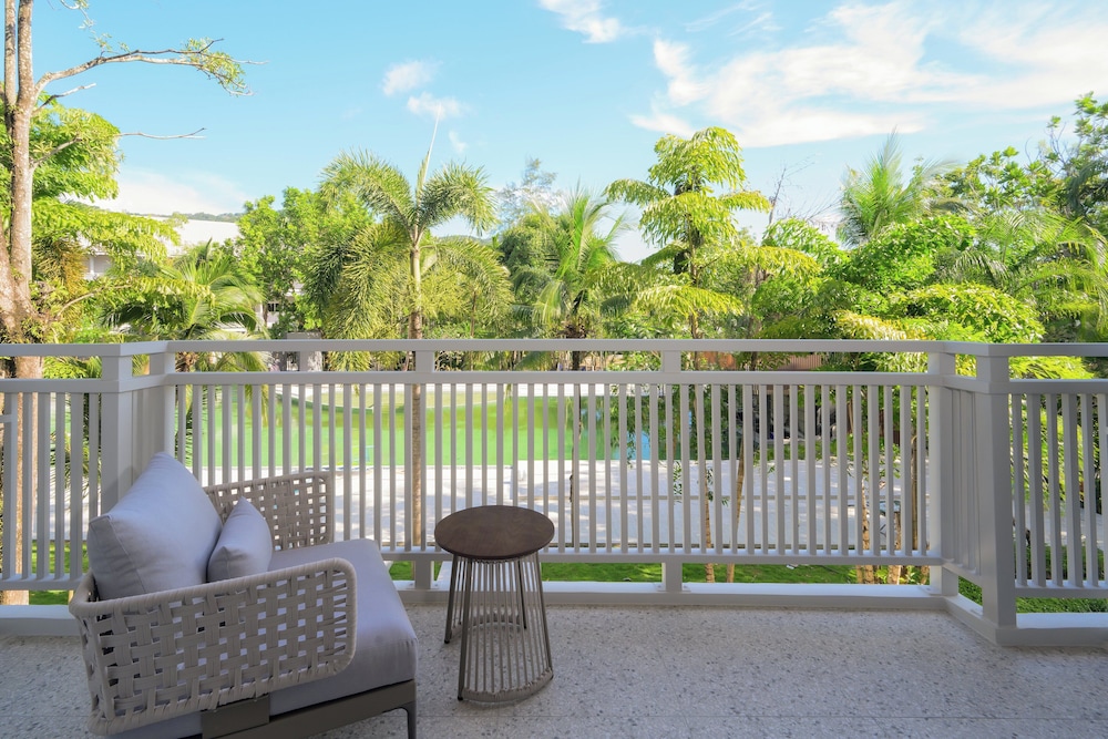 Premium Room, 1 King Bed, Pool View (Deluxe) - Photo 5