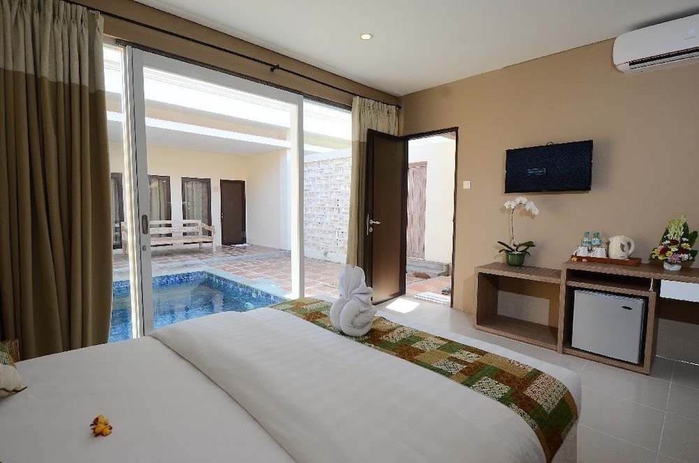 Signature Room, 2 Bedrooms, Pool View photo 2