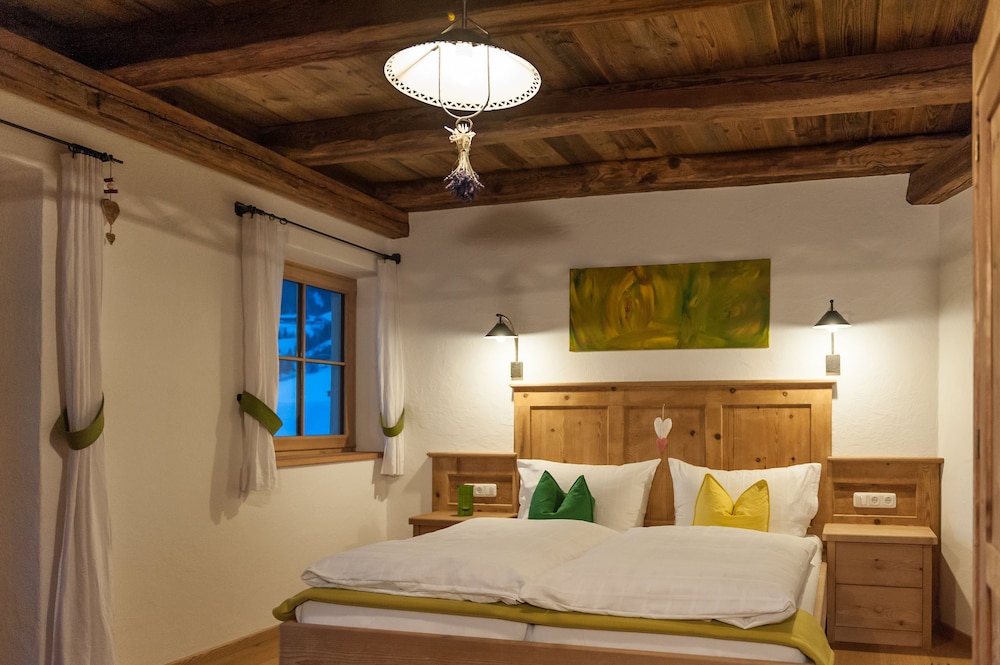 Deluxe Apartment, 2 Queen Beds, Kitchen, Mountain View