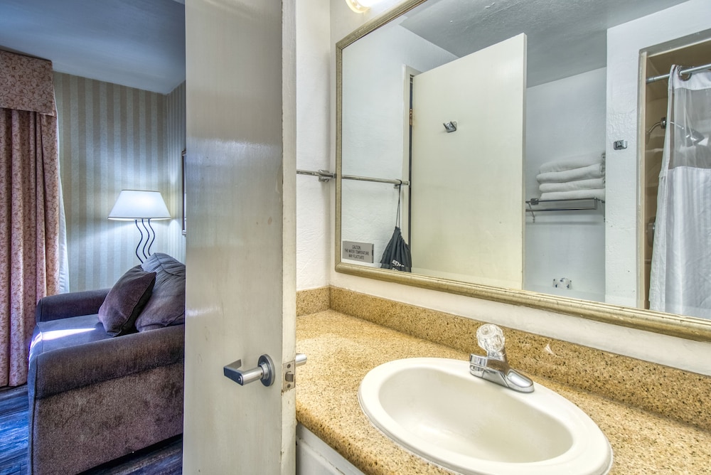 Junior Suite, Multiple Beds, Balcony, Partial Ocean View - Photo 14