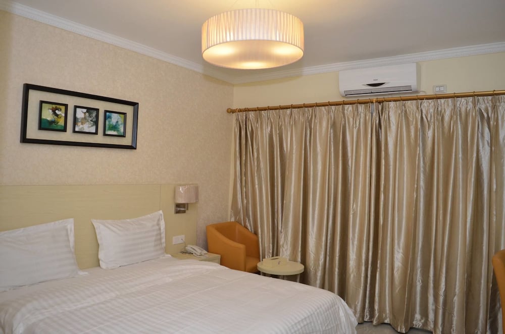 Single King Size bed room photo 3