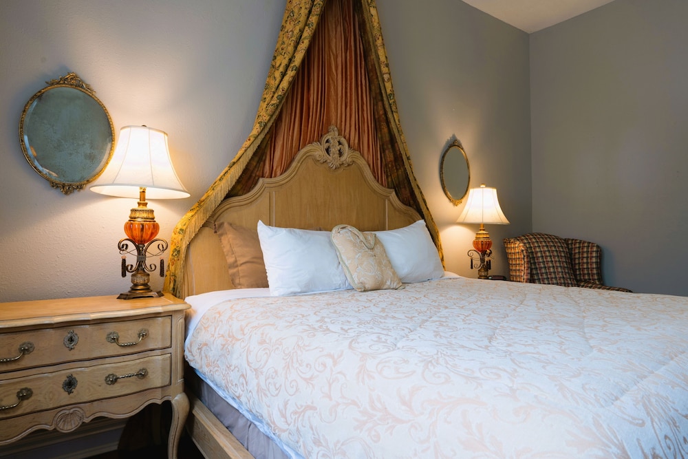 Premium Room, 1 King Bed (Victorian Style) Second floor photo 3