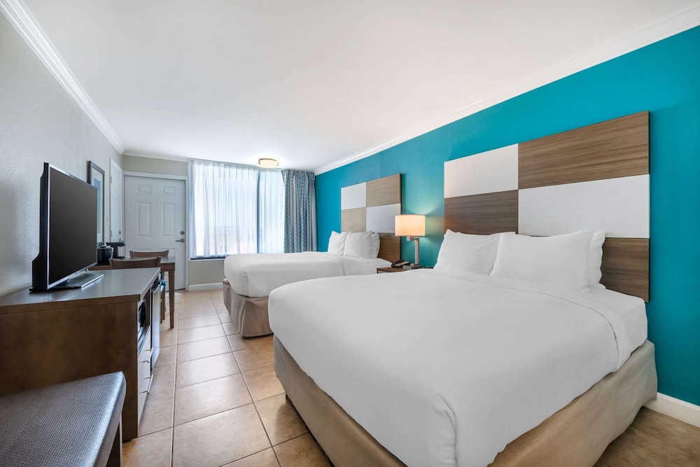 Room, 2 Queen Beds, (Urban View) - Photo 1