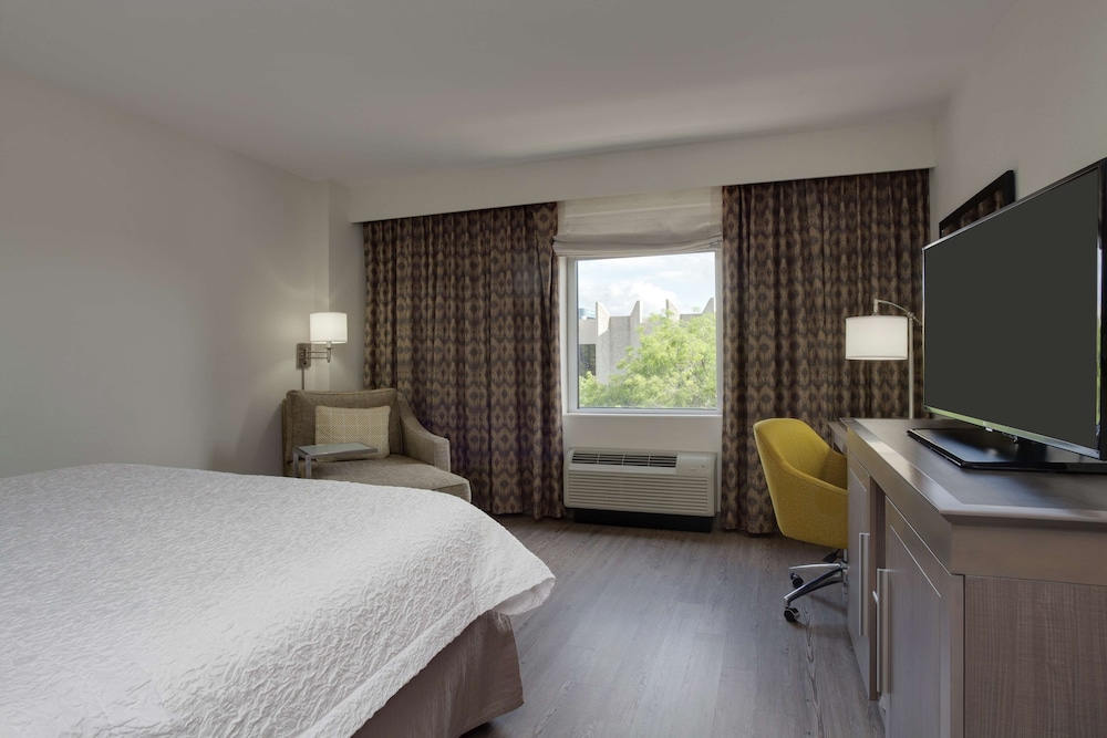 Room, 1 King Bed, Accessible, Non Smoking (Roll In Shower)