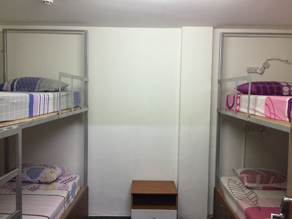 4-Bed Mixed Dorm photo 1