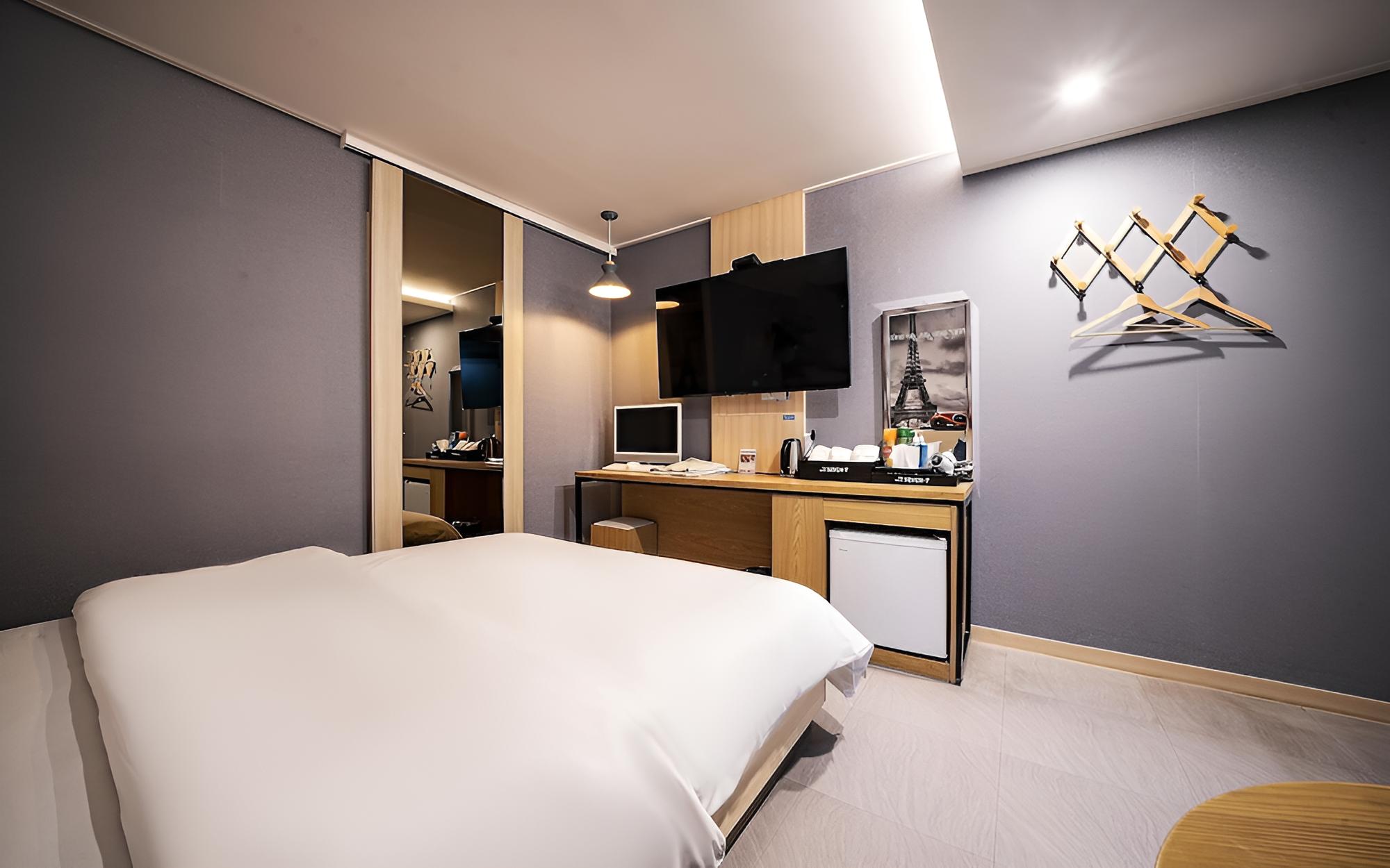 Room (Standard (Netflix/1PC/Smart TV availa) photo 1