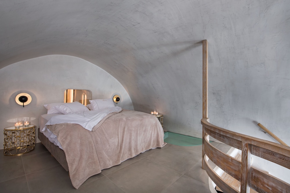 Grand Cave Suite indoor & outdoor Hot Tub - Photo 4