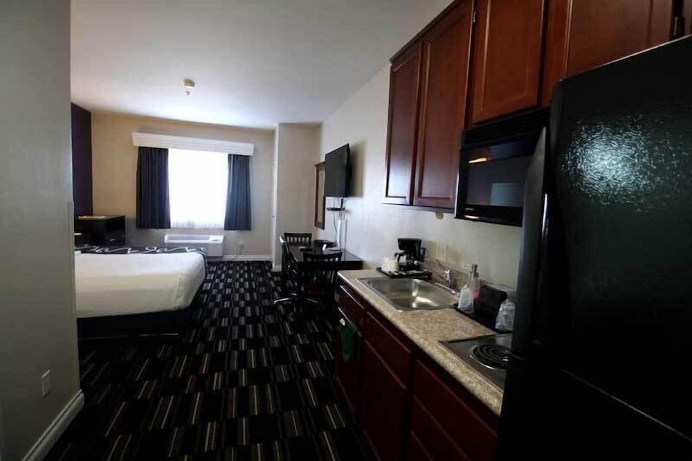 Deluxe Room, 1 King Bed, Kitchenette photo 1