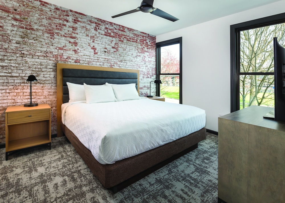 Suite, 1 King Bed with Sofa bed, Kitchen (1 Bedroom)