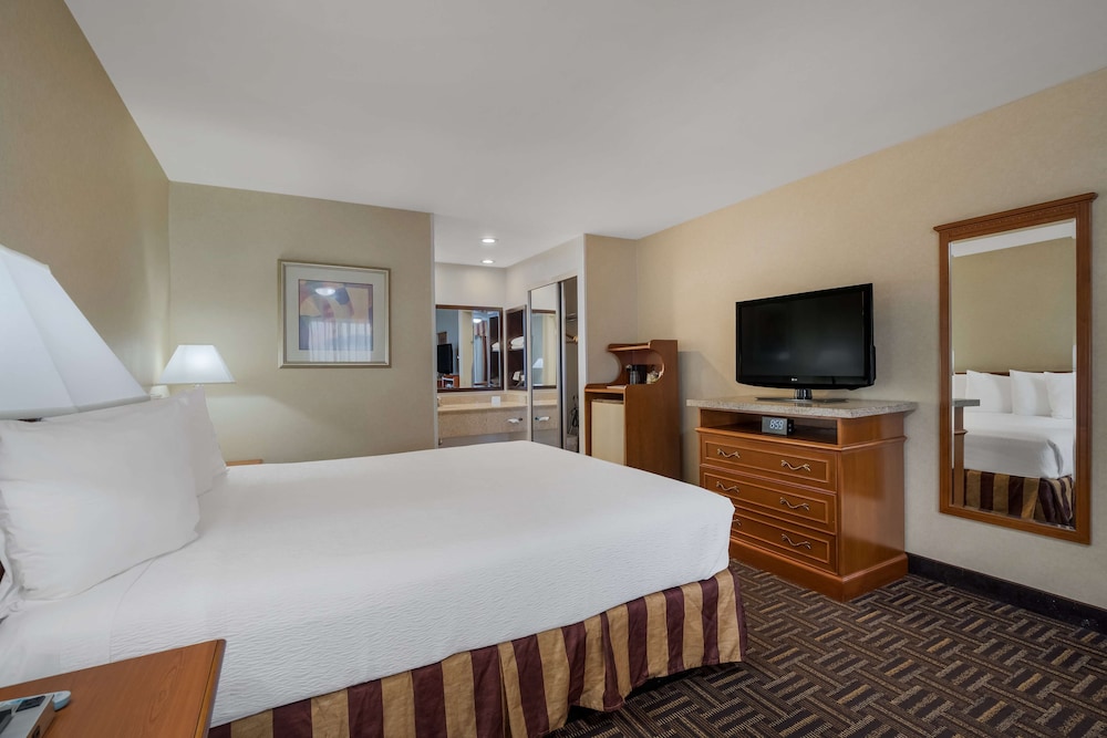 Standard Room, 1 King Bed, Non Smoking, Refrigerator - Photo 2