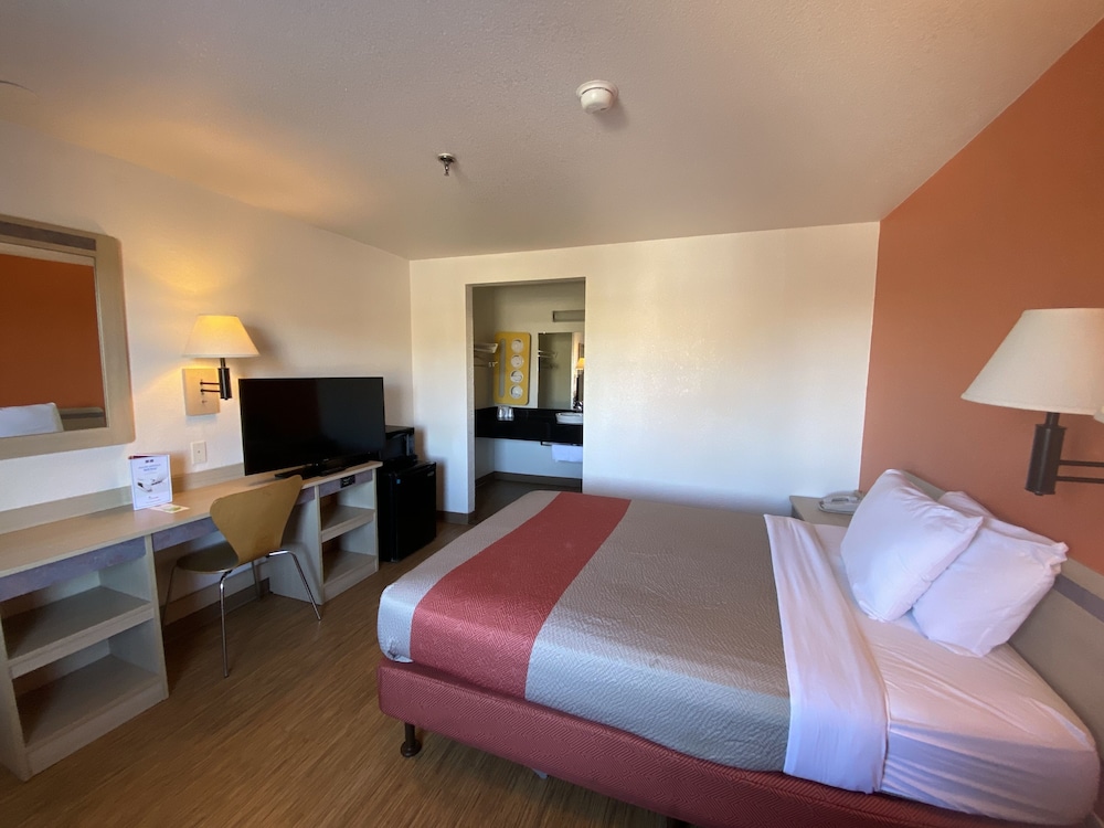 Premium Room, 1 Queen Bed, Non Smoking, Refrigerator & Microwave photo 2