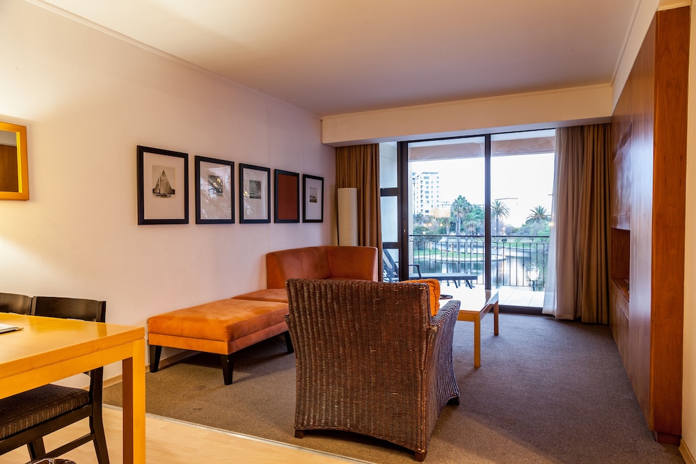 Suite - Photo 5
