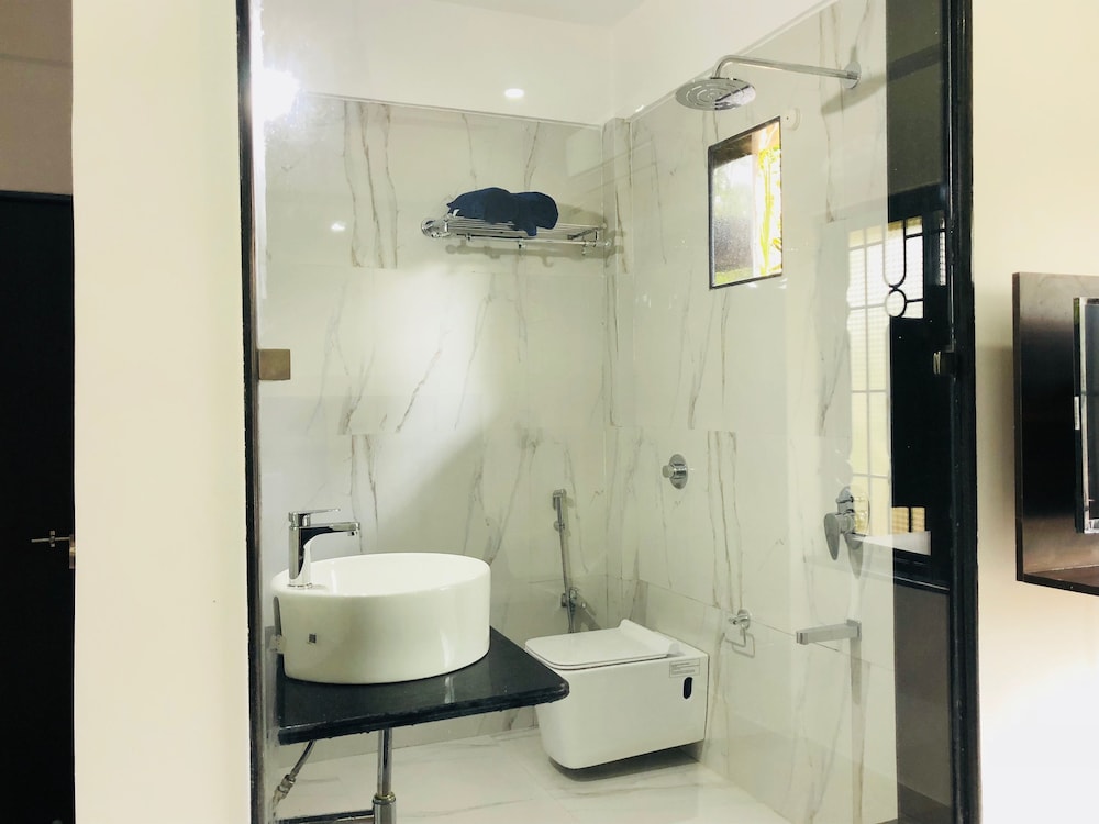 Premium Double Room, 1 King Bed photo 3