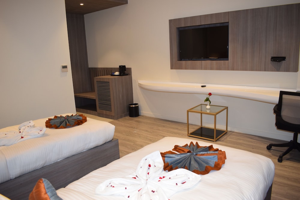 Deluxe Room - Photo 8