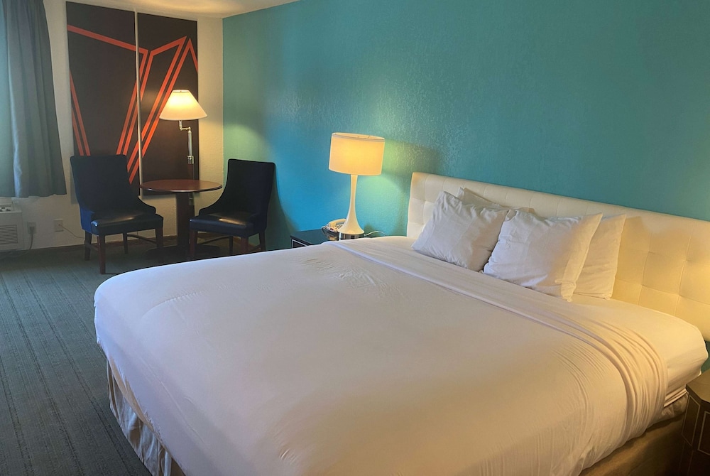 Room, 1 King Bed, Accessible, Non Smoking (Mobility) - Photo 1