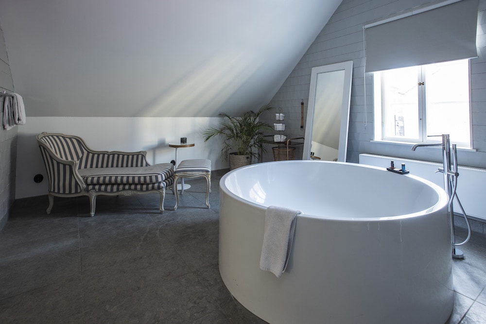 Suite, 1 King Bed, Non Smoking, Bathtub - Photo 15