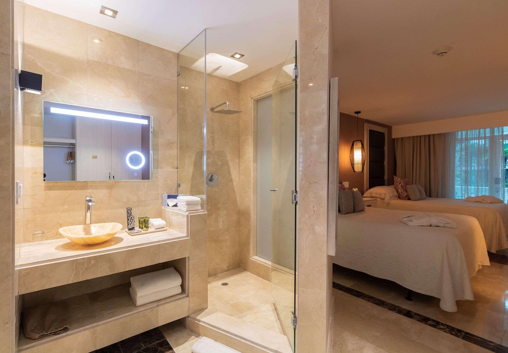 2 Double Beds, City View - Photo 2