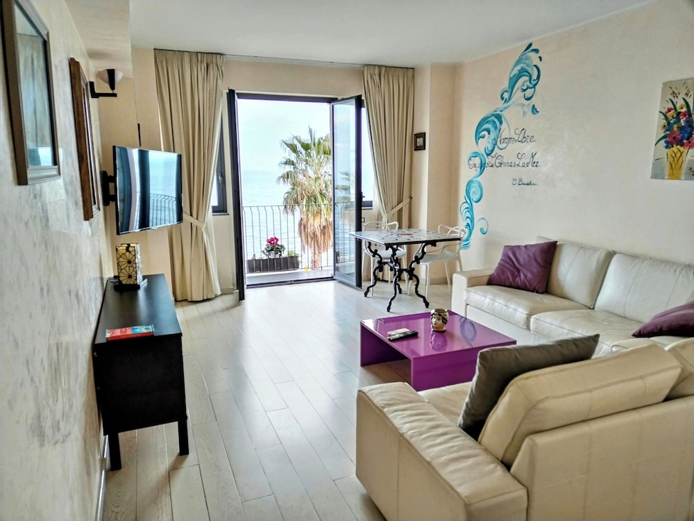 Deluxe Suite, 1 Queen Bed, Sea View photo 1