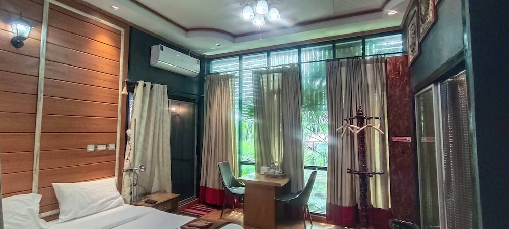 Deluxe Studio, Hill View