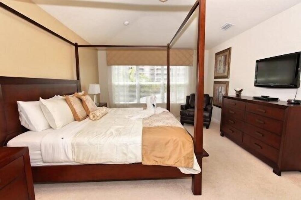 6 Bedroom Pool Home photo 1