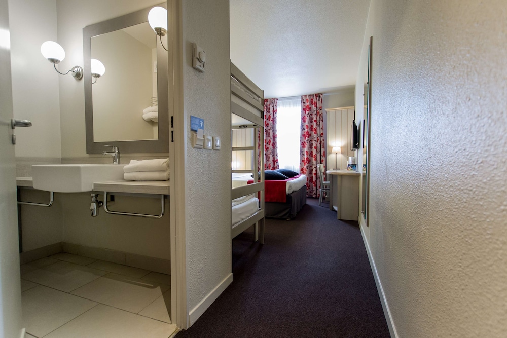 Standard Room, Multiple Beds photo 3
