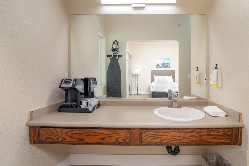 Standard Single Room, 1 King Bed photo 2