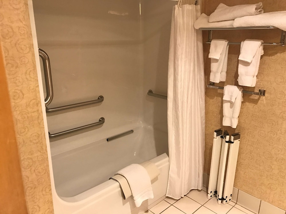 Standard Room, 1 Queen Bed, Accessible, Bathtub photo 2