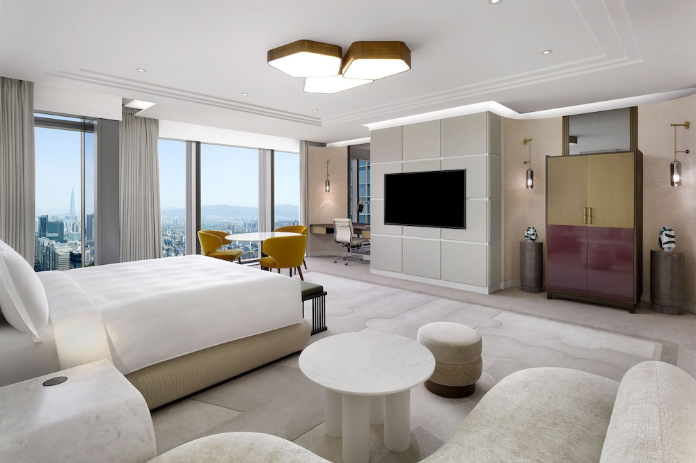 Suite, 1 King Bed, City View - Photo 2