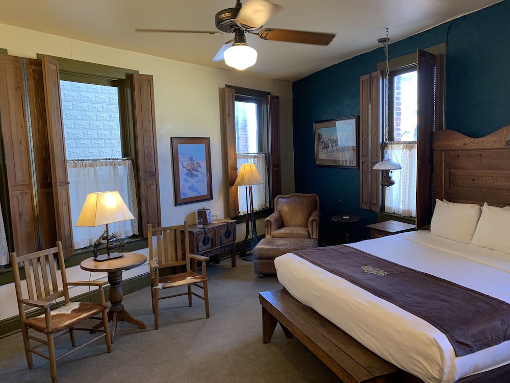 Standard Room, 1 King Bed photo 3
