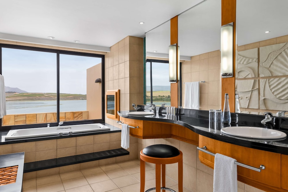 Deluxe King Suite with Lagoon View - Photo 6