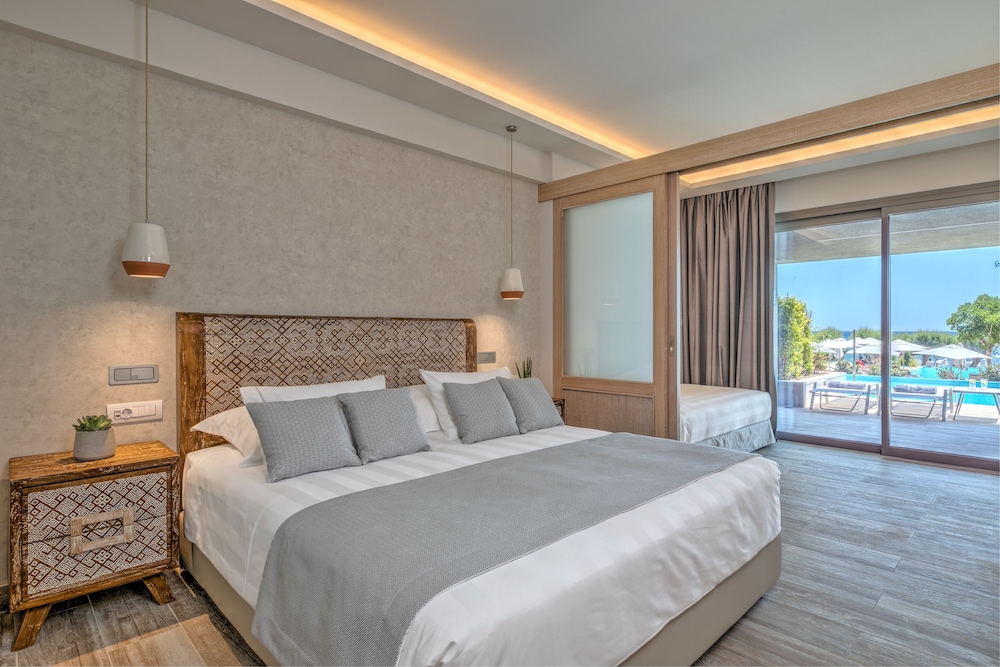 Family Room, Sea View (Swim-up) photo 1