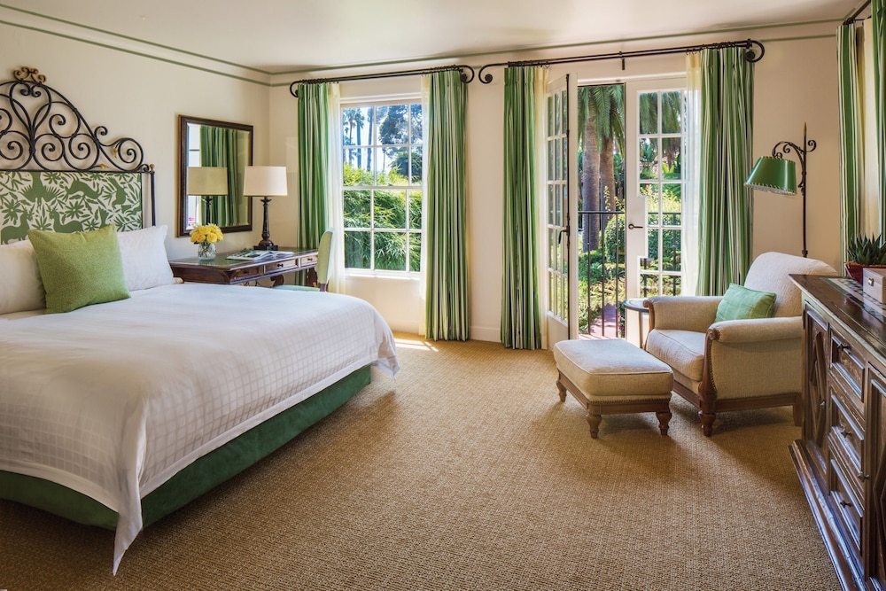 Junior Room, 1 King Bed (Jungle)