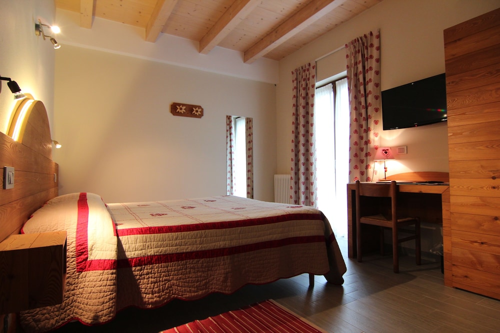 Standard Double Room, Balcony, Mountain View