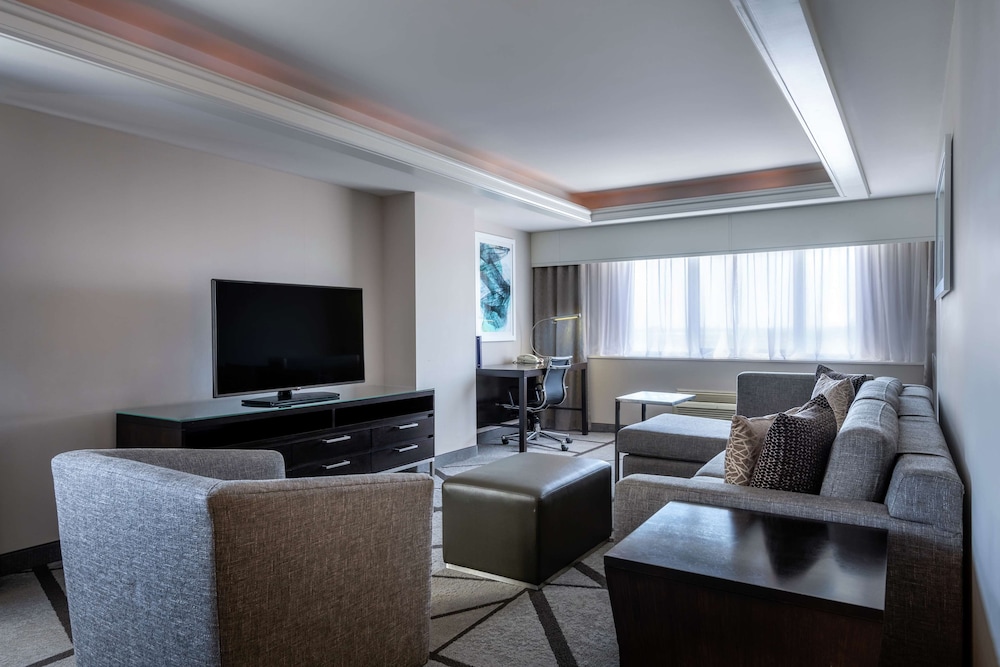 Suite, 1 King Bed - Photo 2