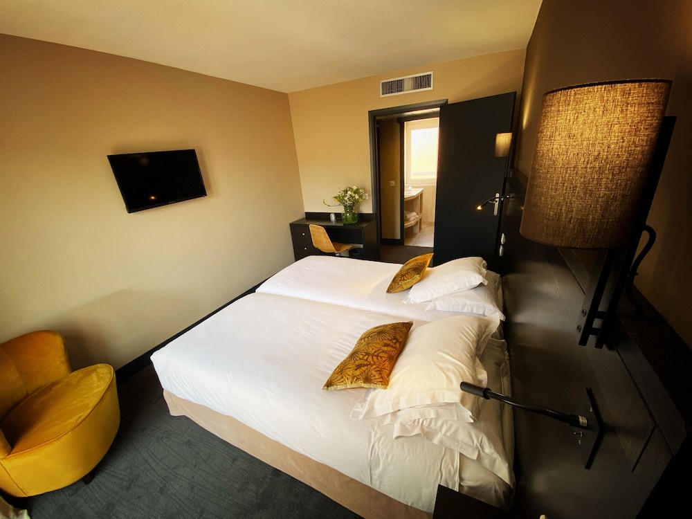 Classic Double or Twin Room, Balcony - Photo 4