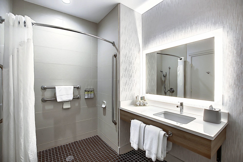 Standard Room, 2 Queen Beds, Roll-in Shower (Mobility Accessible) - Photo 3