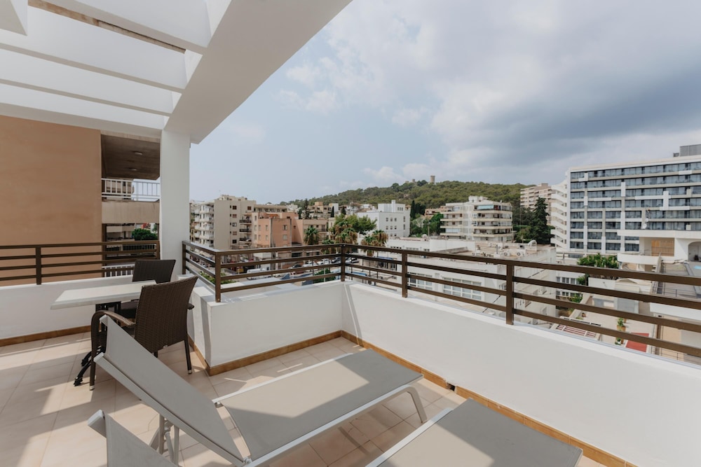 XL Balcony Comfort Studio
