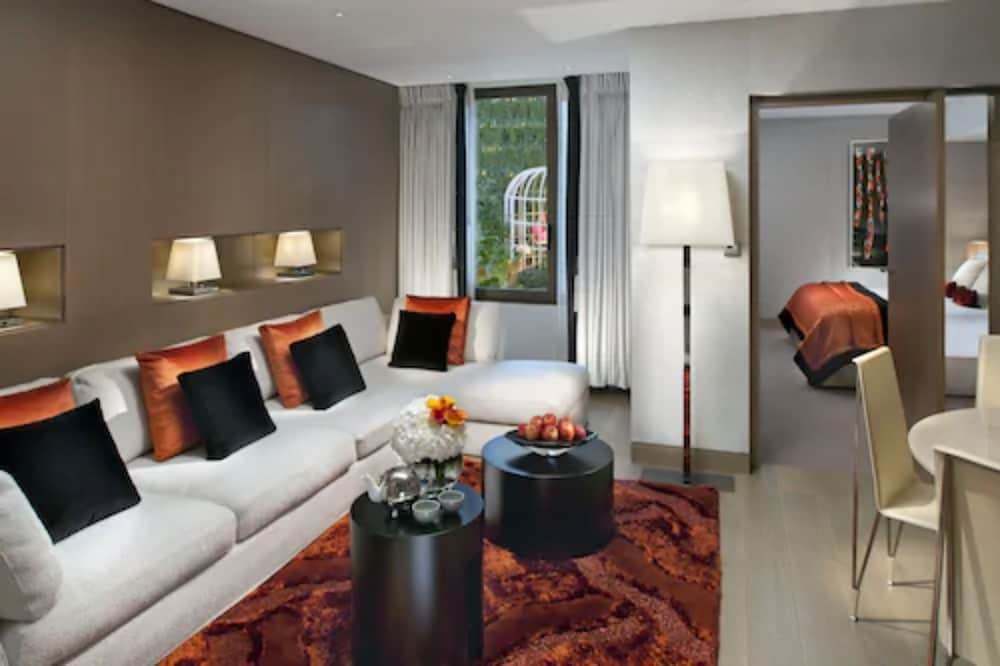 Couture Suite, Suite