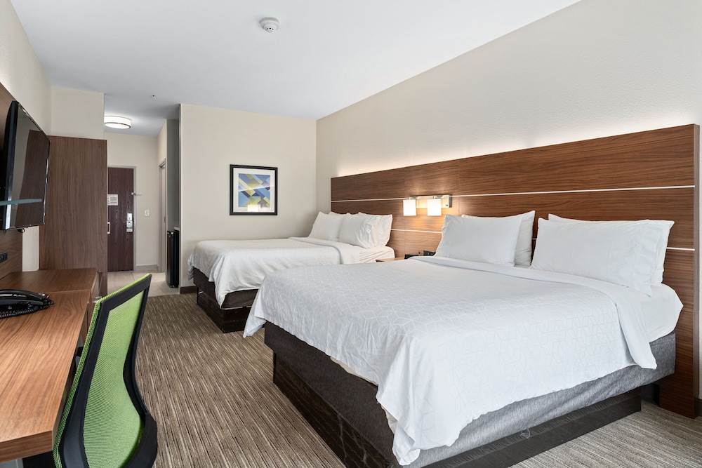 Standard Room, 2 Queen Beds - Photo 8