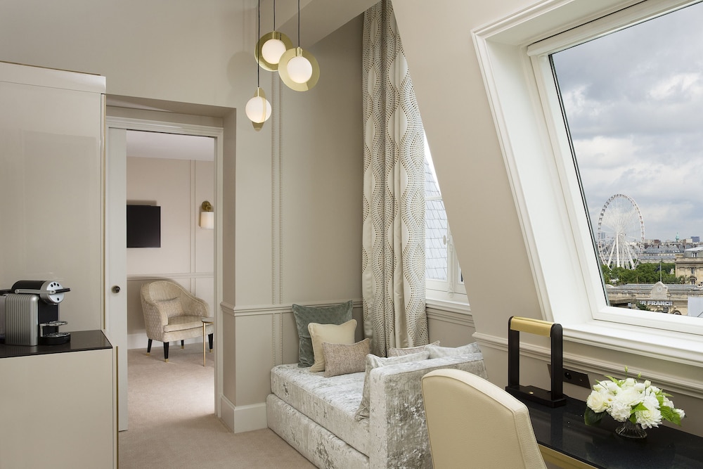 Suite (Roofs of Paris) photo 3