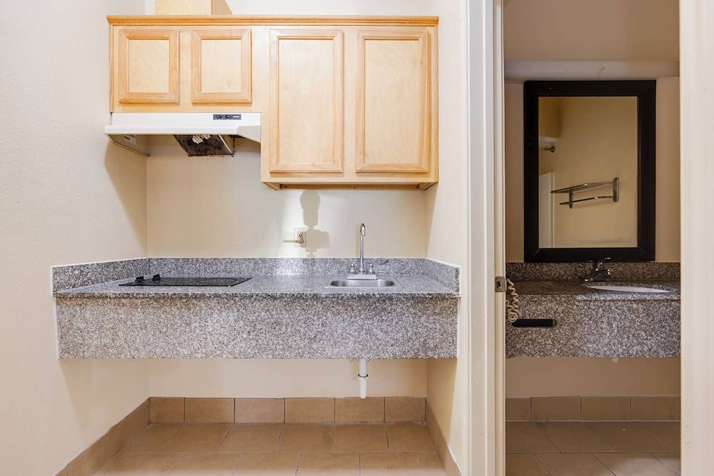 King Bed Accessible with Kitchenette - Photo 4