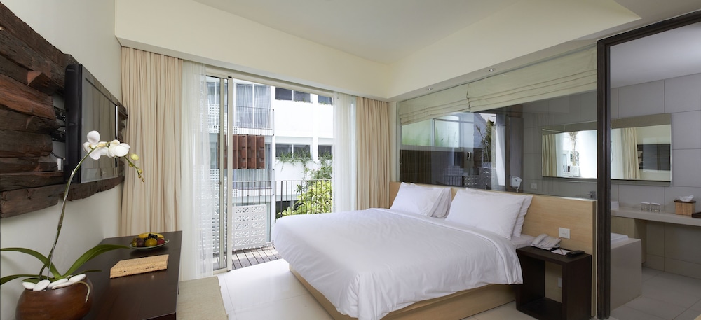 Grand Deluxe Balcony - Photo 2